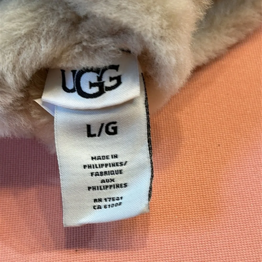 New UGG Gloves. Chestnut. Size L.